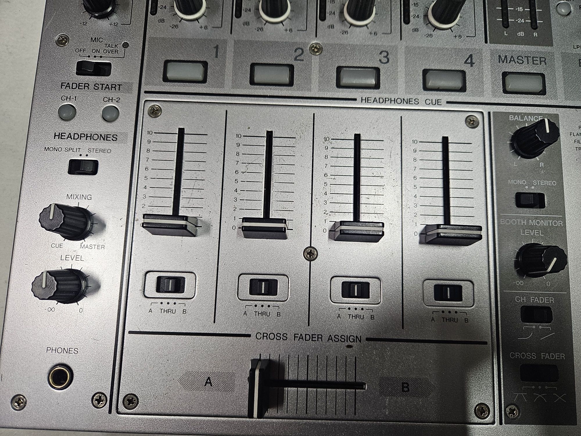 Pioneer DJM 700 mikser
