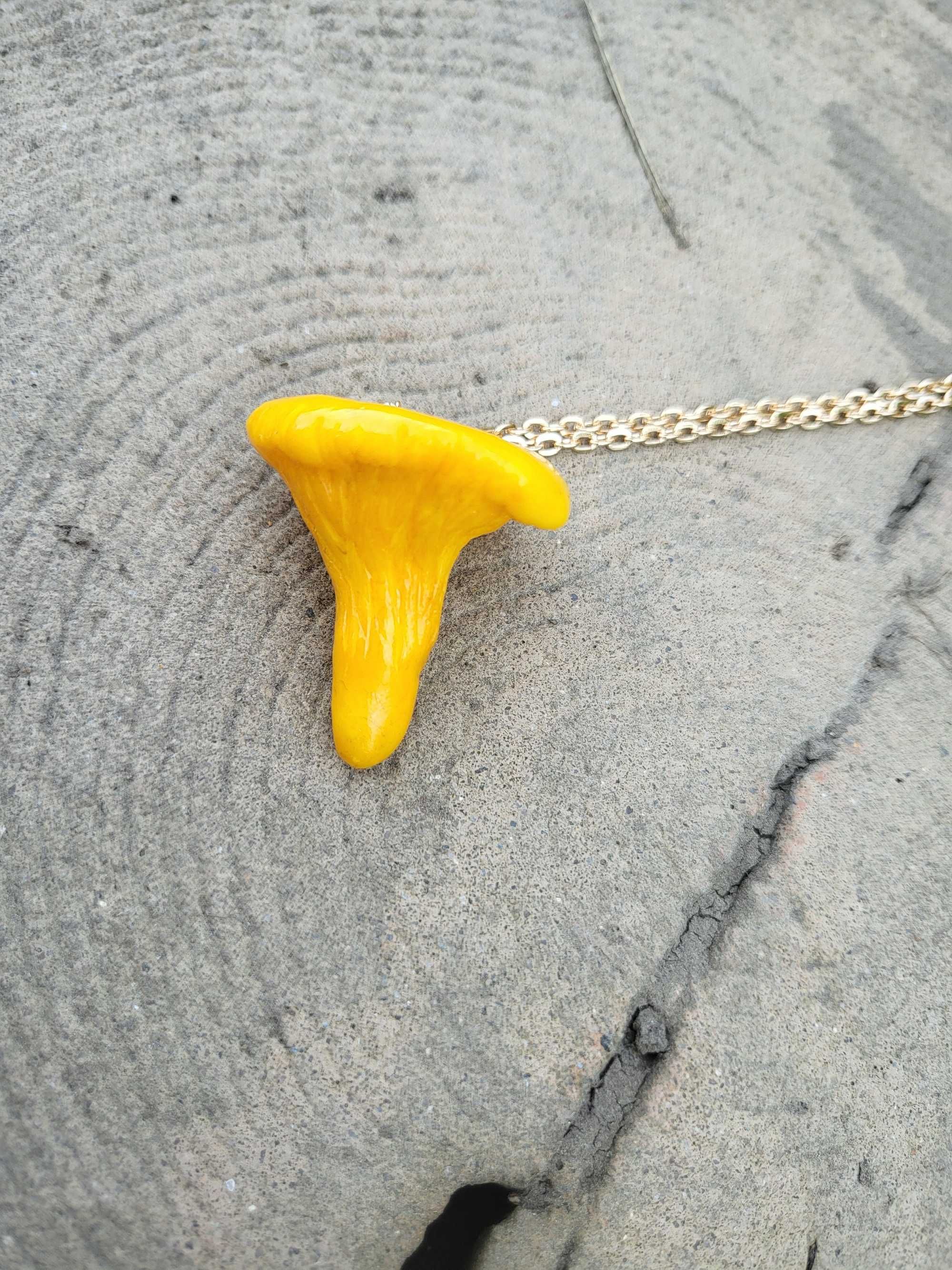 Wisiorek kurka grzyb , jesień, handmade
