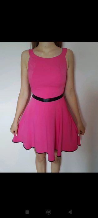 Różowa klasyczna sukienka