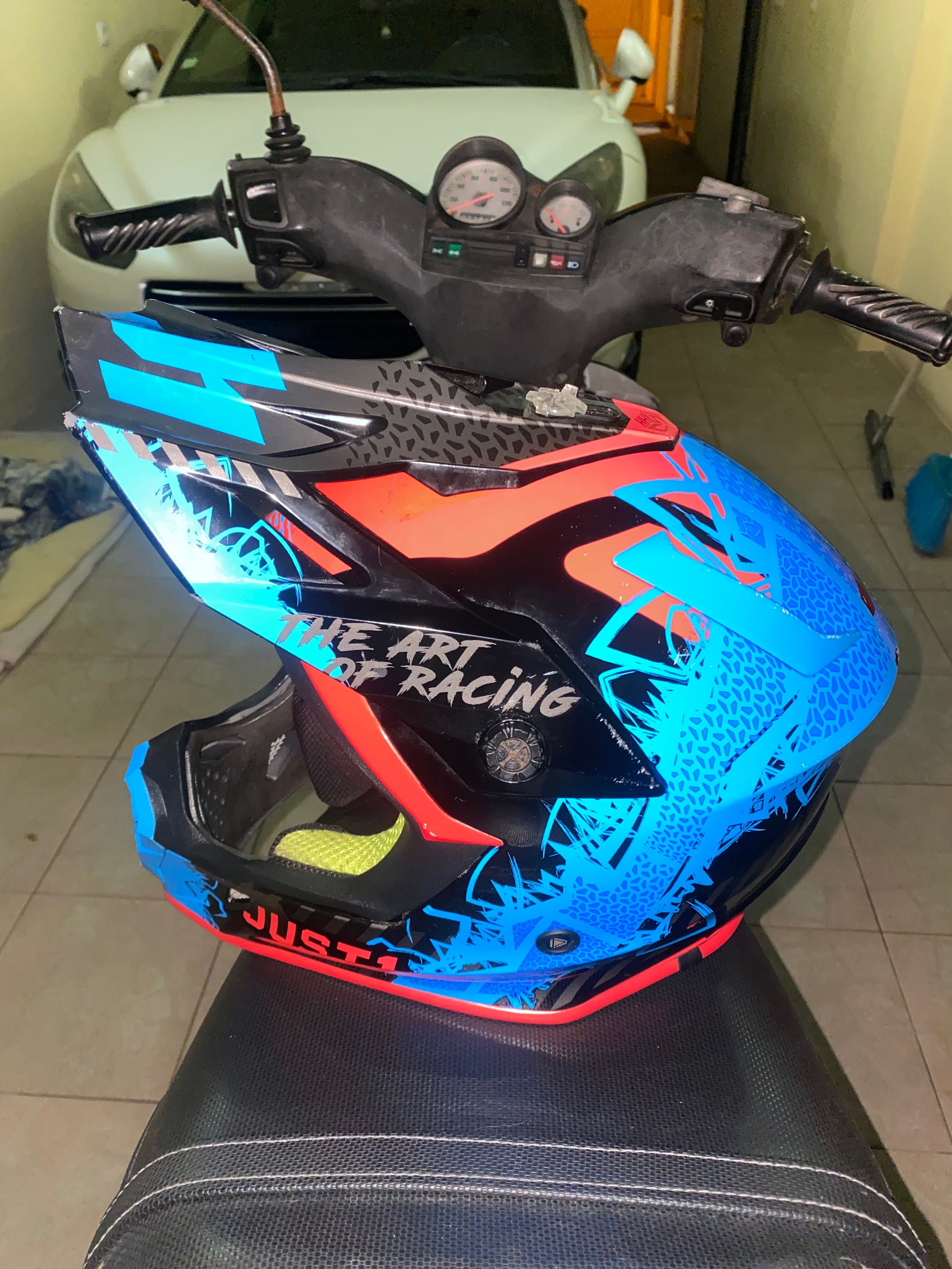 Capacete just 1 de motocross com óculos incluídos em bom estado