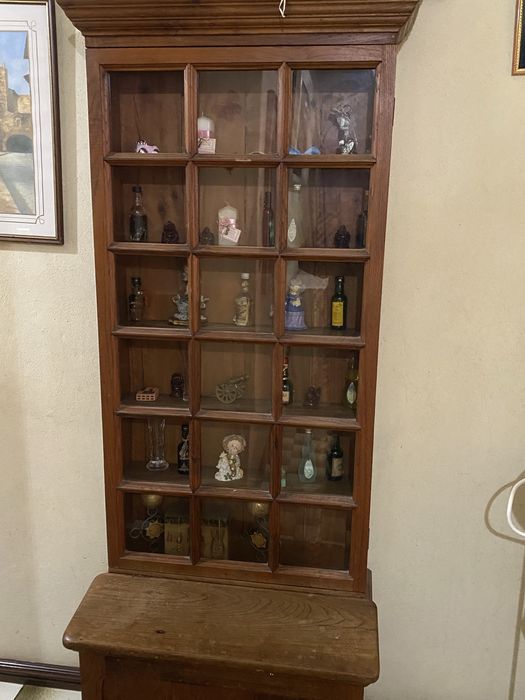 Espelho, cómoda e vitrine pequena