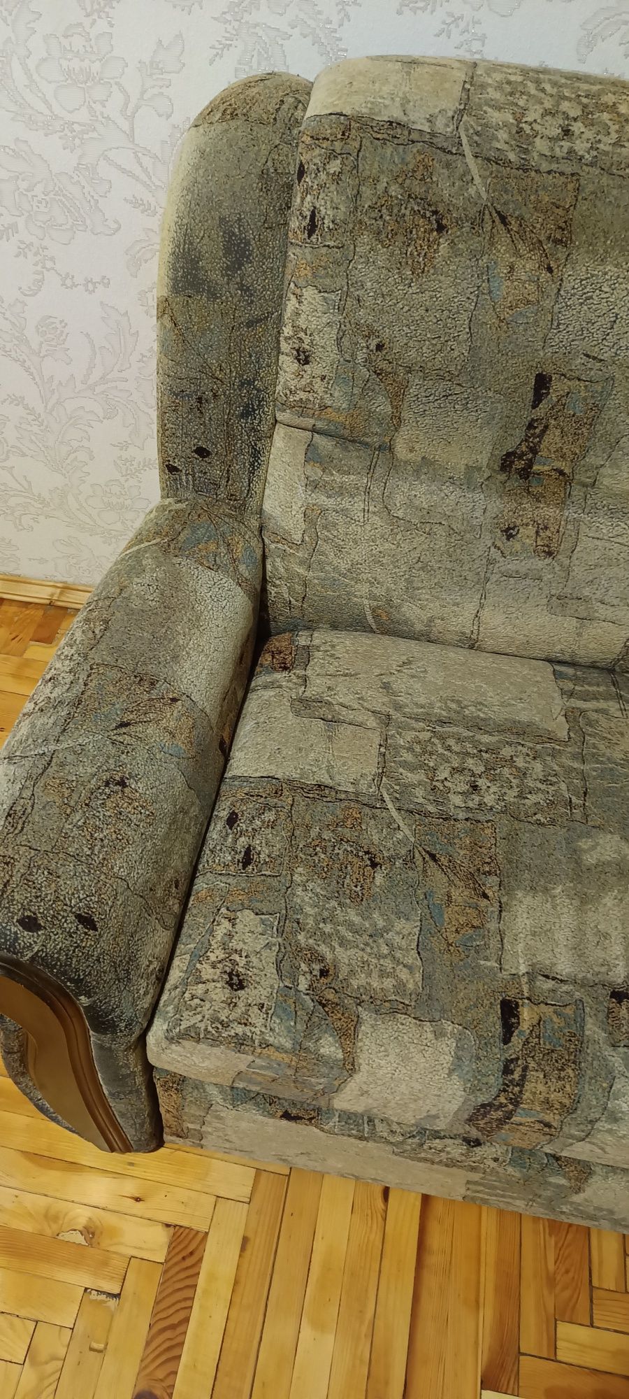 Продам прочный, раздвижной,угловой диван.