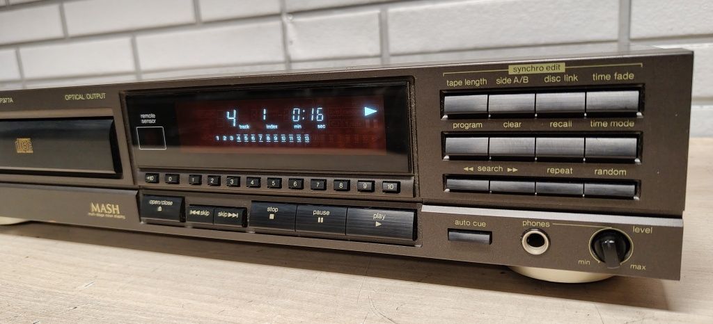 Odtwarza CD TECHNICS SL-P377A. Optical