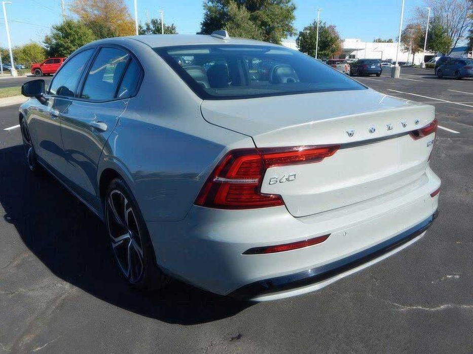 Volvo S60 B5 Core Dark Theme      2024