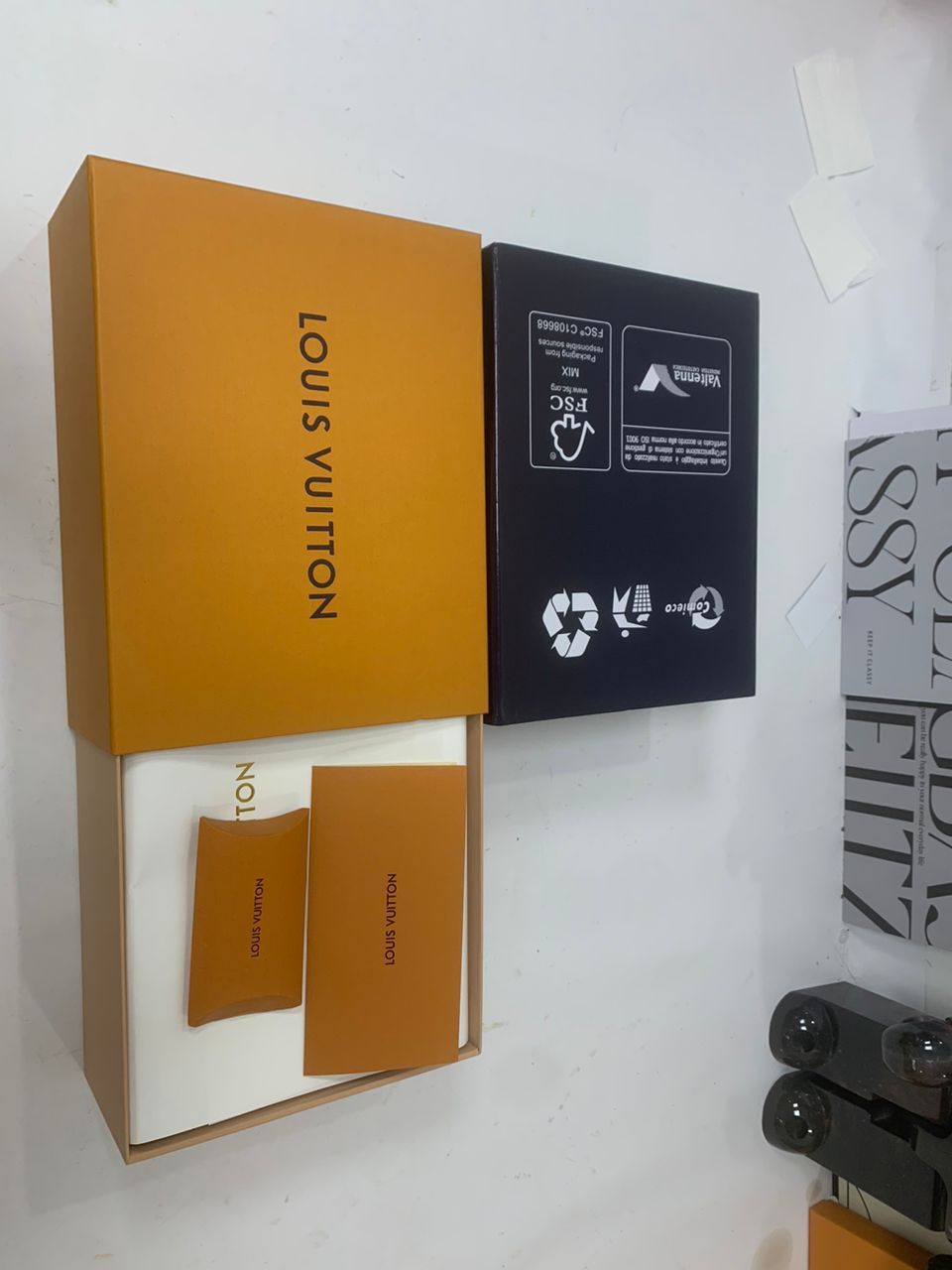 Louis Vuitton LV Branco Preto