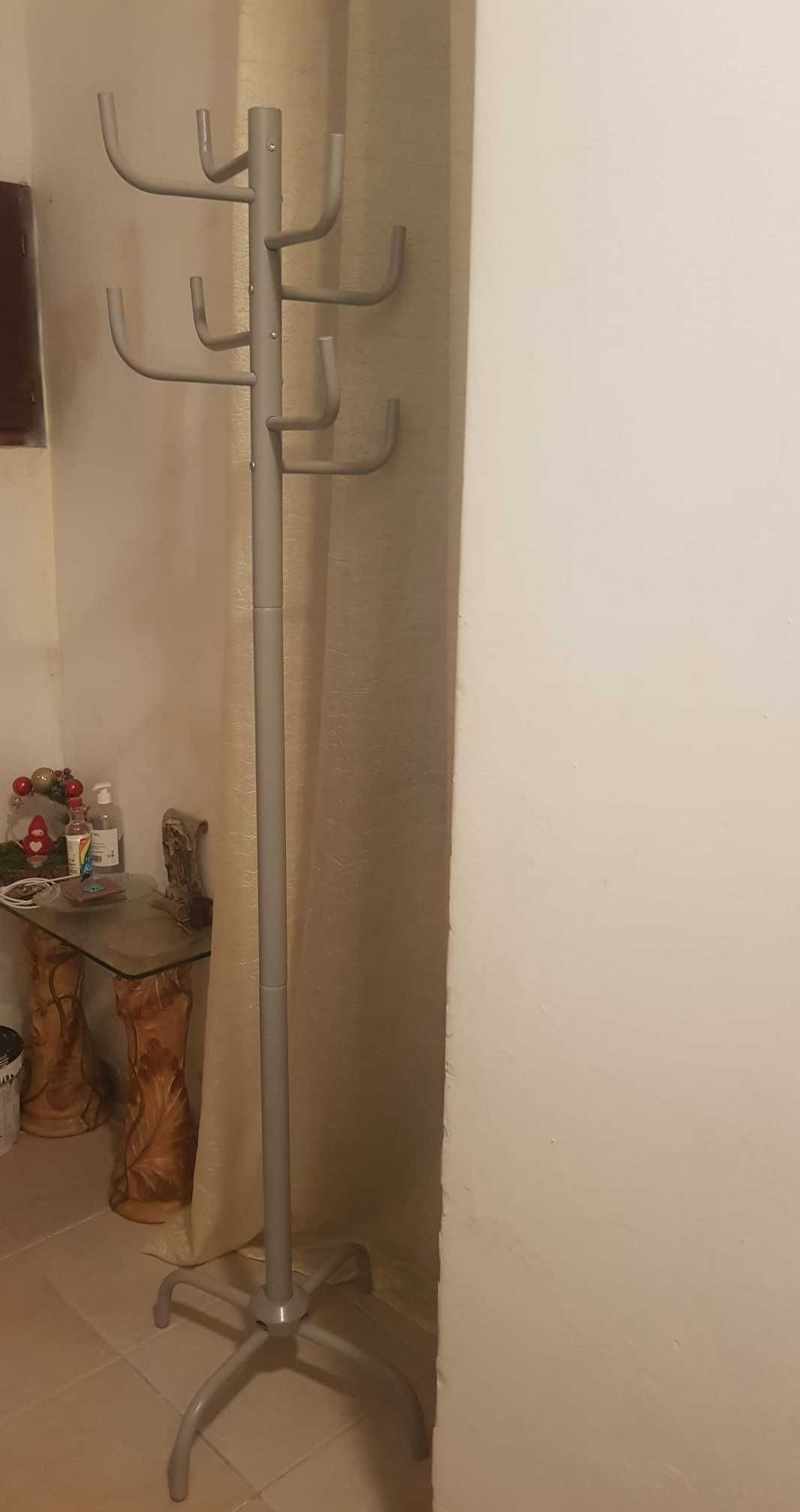 Cabide cinzento com 170 cm de altura
