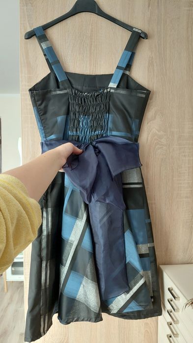 Czarna wieczorowa sukienka z brokatem Reserved s