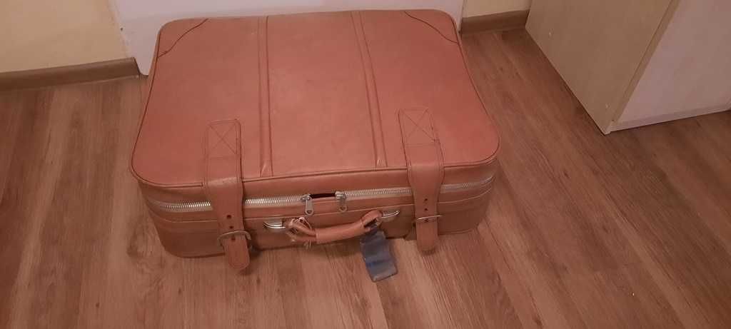 Stara walizka pełna różnych przedmiotów 3