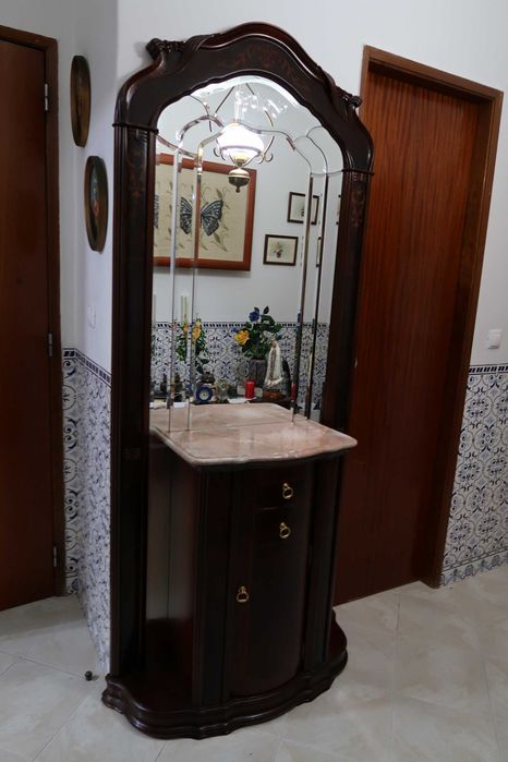 Móvel de Entrada em Mogno