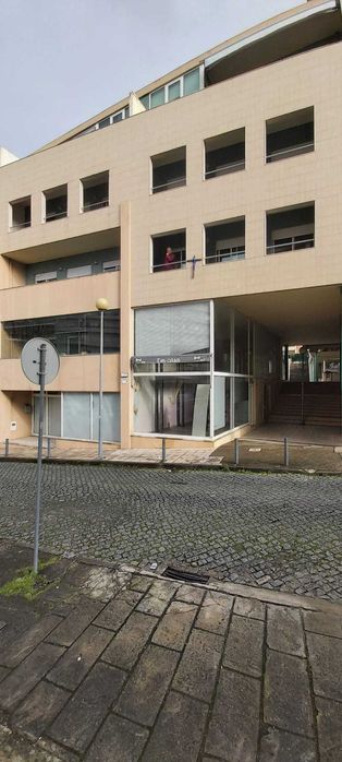 Loja com 50m2 a 700m da Estação e do Centro Histórico