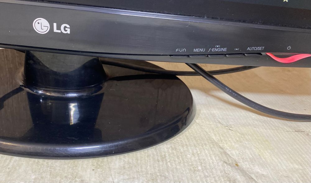 Монітор 22" → LG W2243S | 1920 x 1080 FULL HD | VGA