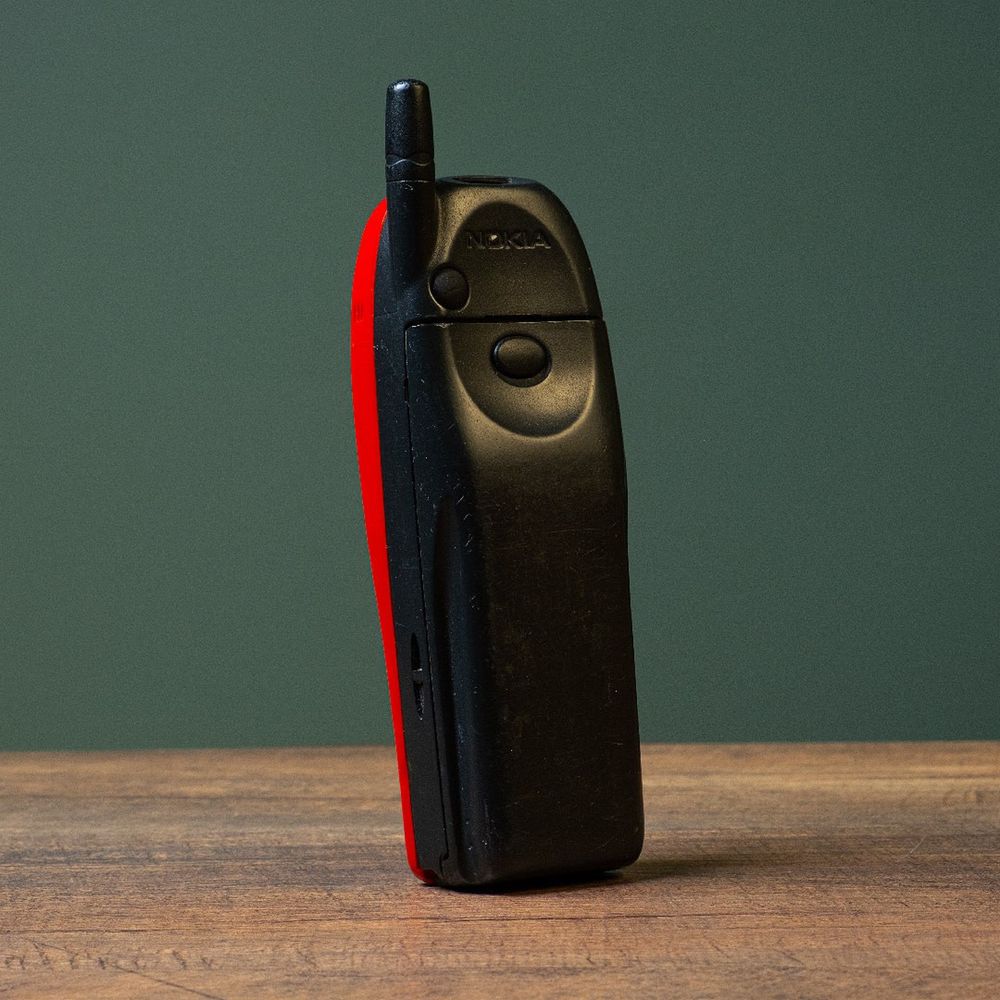 Nokia 5110 w czerwonej obudowie – retro telefon GSM