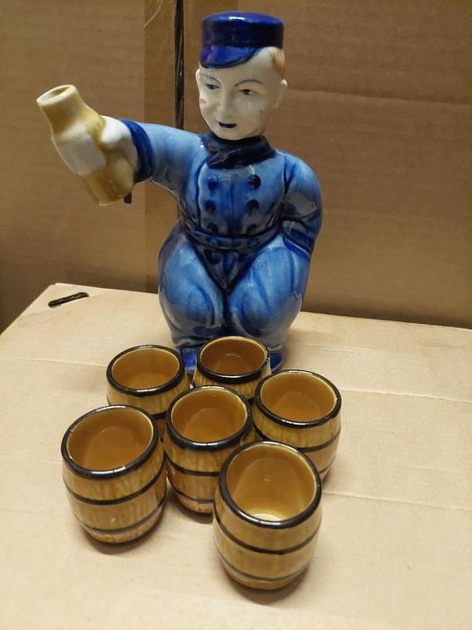 Karafka do napoi w kształcie figurki + kieliszki niebieska