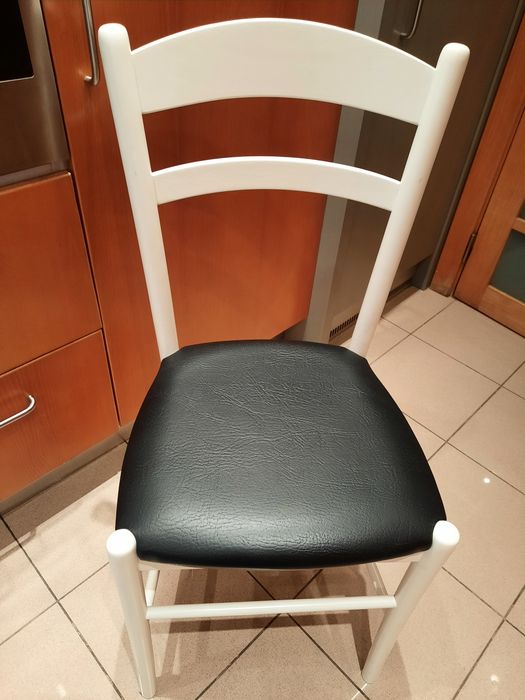 Cadeira branca de cozinha