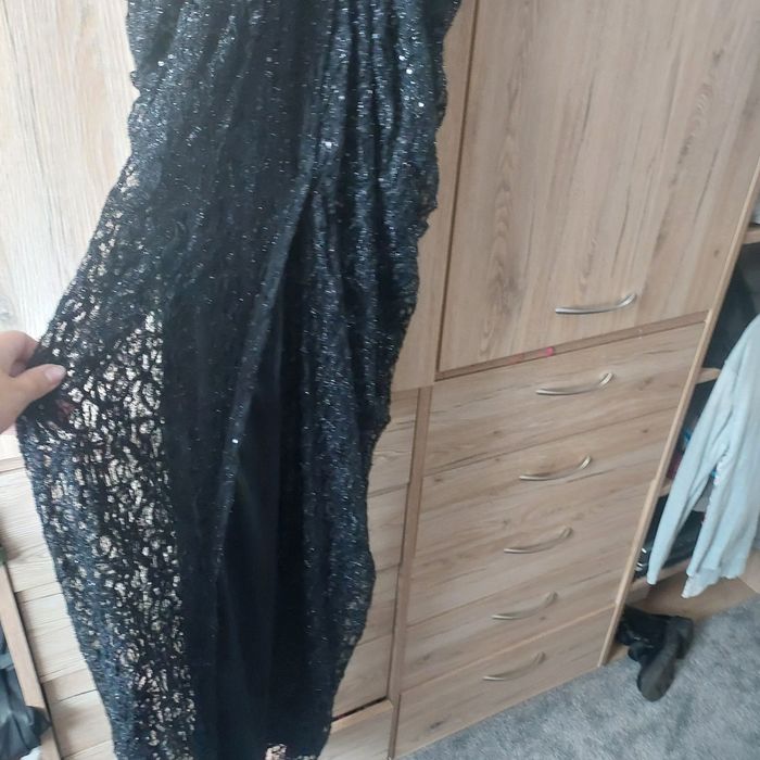 Czarna długa suknia s cekiny