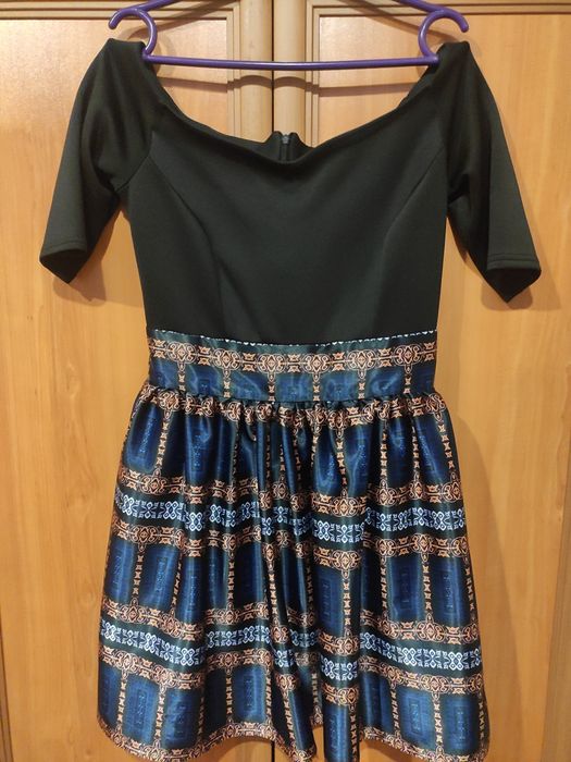 Коктельне плаття з відкритими плечима