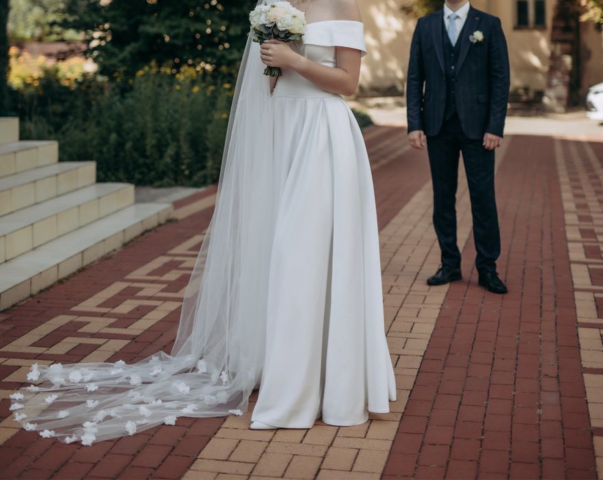 Весільна сукня з королівського атласу