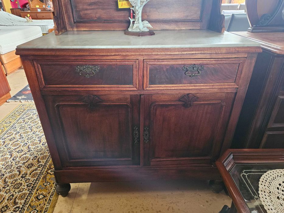 Móvel antigo em madeira e pedra - Com marcas de uso