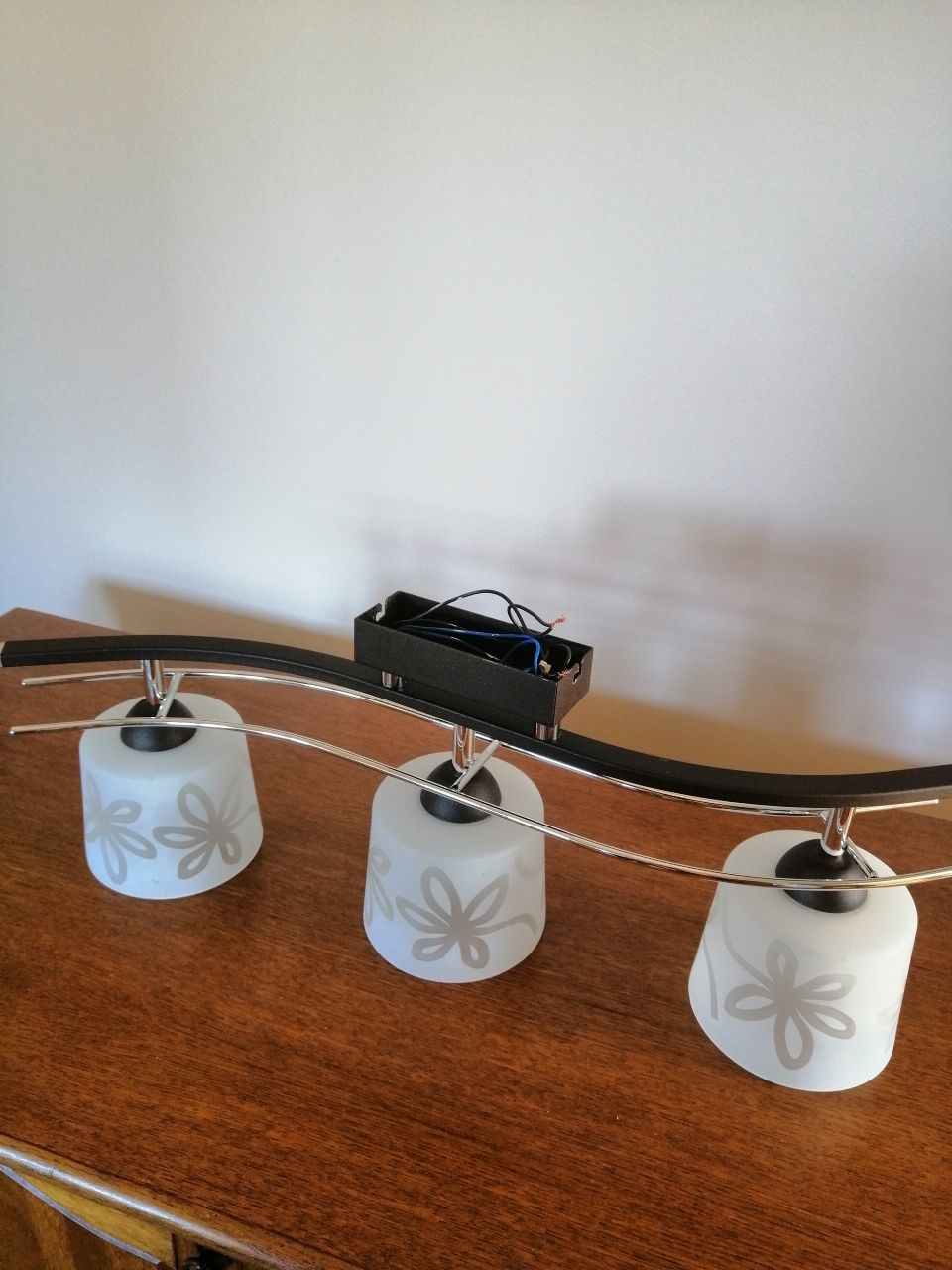 Lampa sufitowa na 3 żarówki .