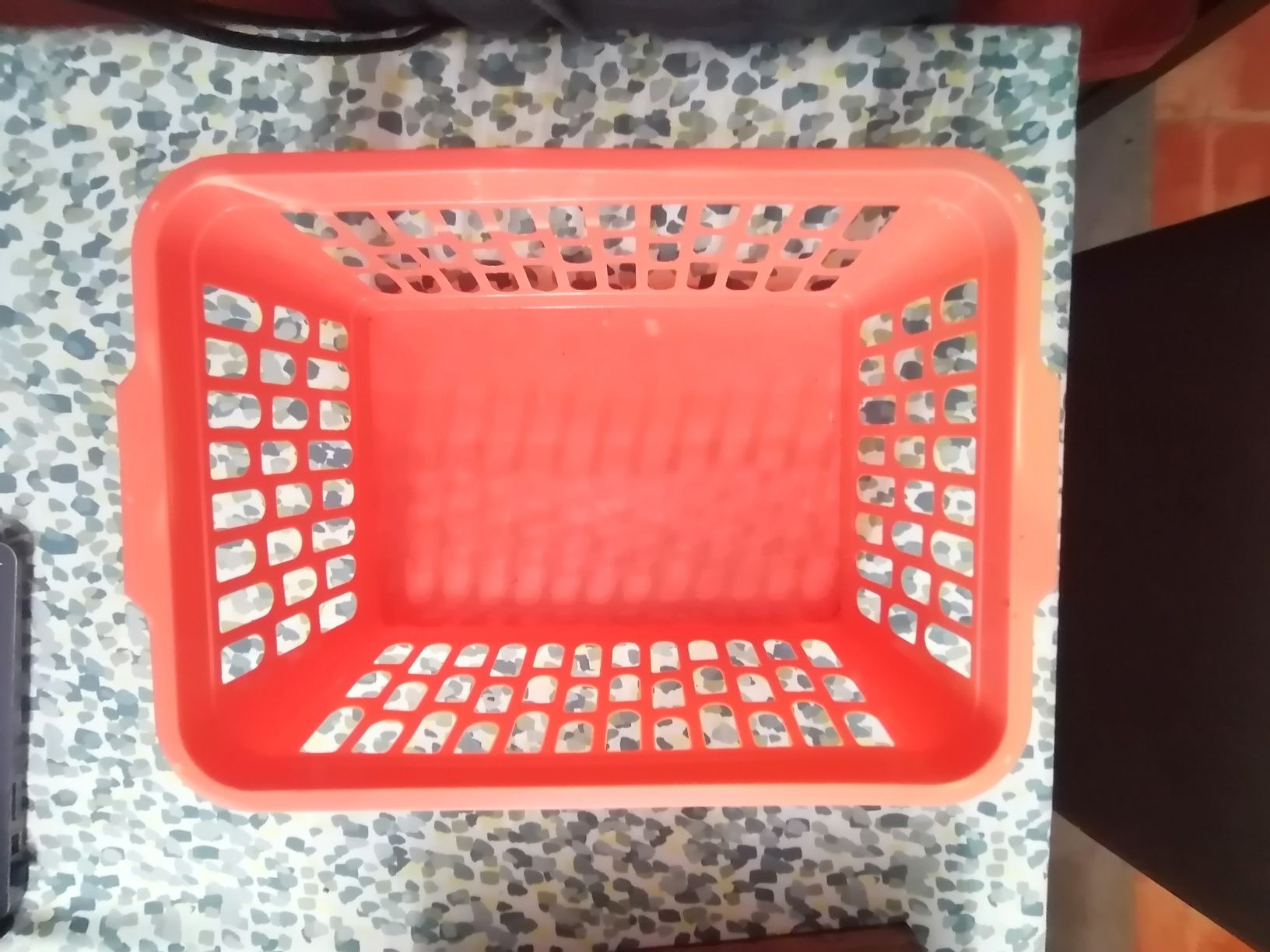 Três Cestos de plástico. Ver outra foto