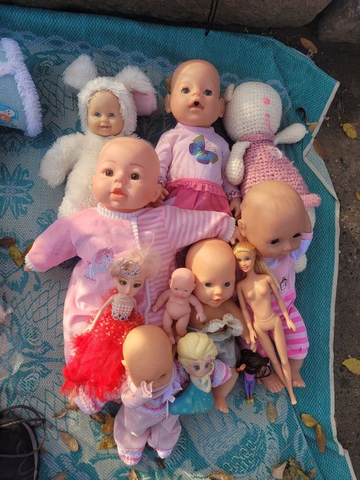 Детские куклы различных брендов и размеров.