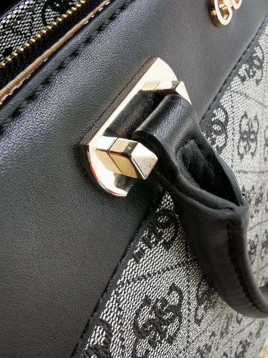 Сумка Guess в новому стані