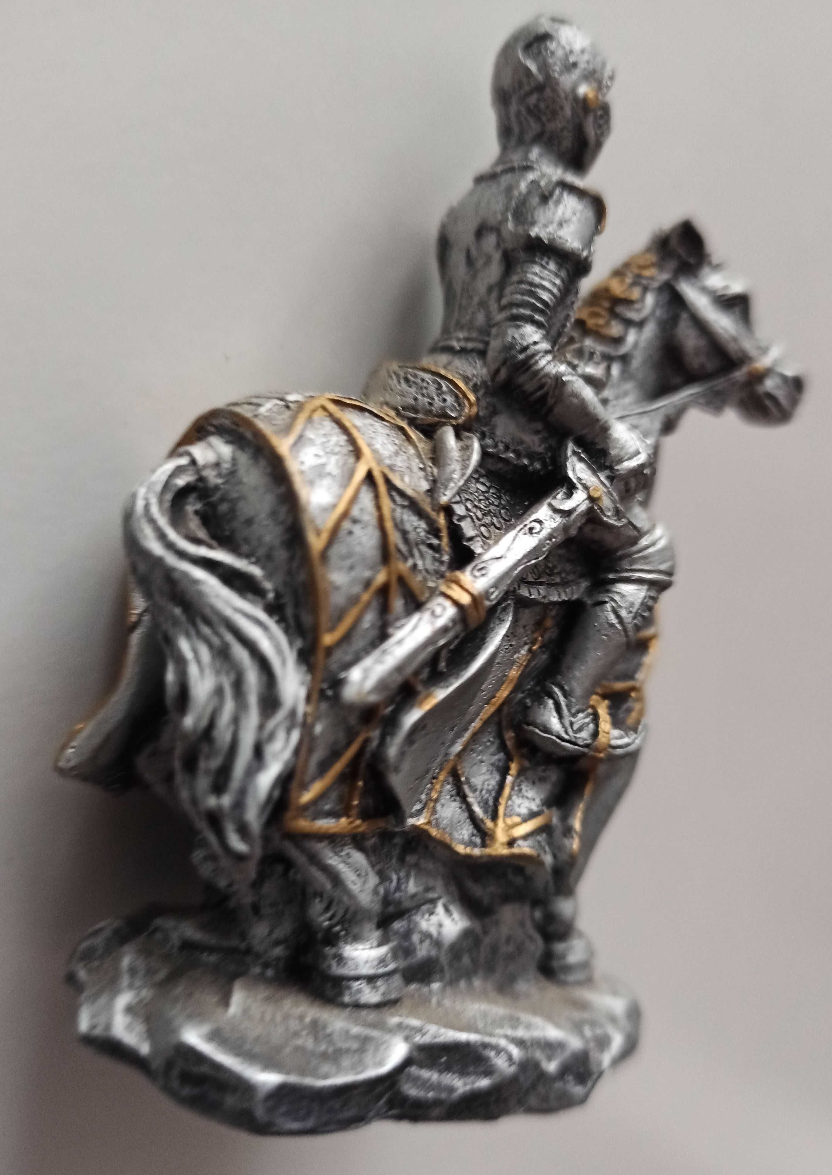 średniowieczny rycerz na koniu - kolekcjonerska figurka