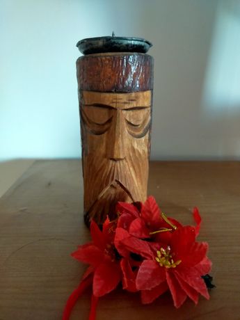 Drewniany, rzeźbiony świecznik