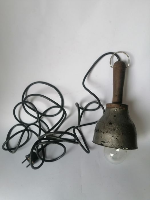 Лампа переноска для гаража или мастерской