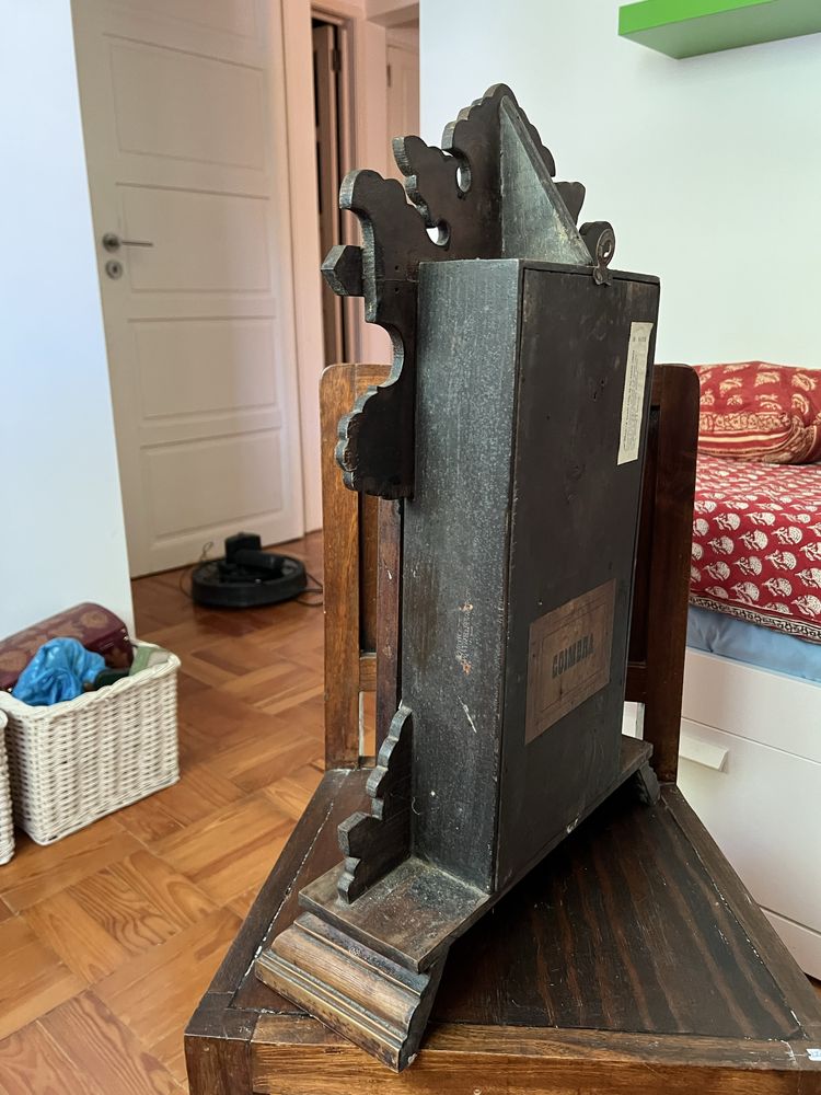 Relógio de mesa antigo com corda partida