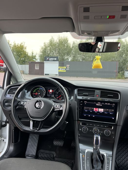 Продам VOLSWAGEN E GOLF 36 klw
