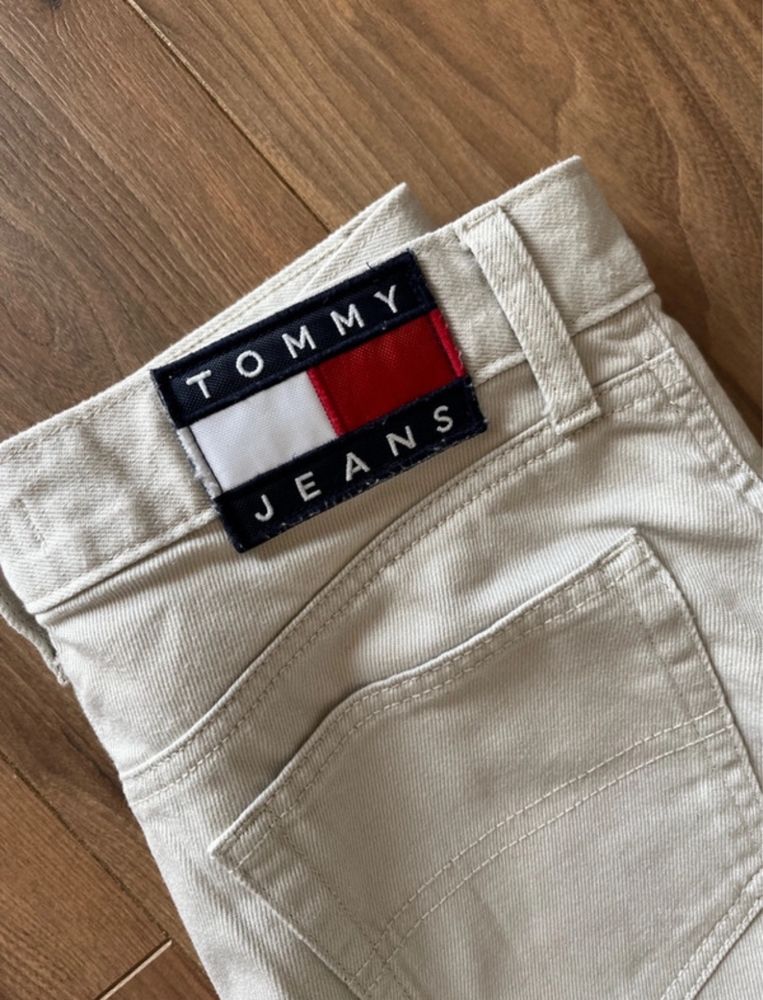 Jasne spodnie jeansowe Betsy z szerokimi nogawkami. Tommy Hilfiger