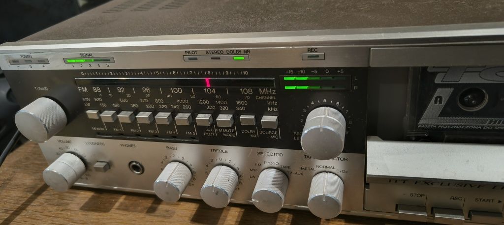 Amplituner ITT HIFI 9051.   Z magnetofonem