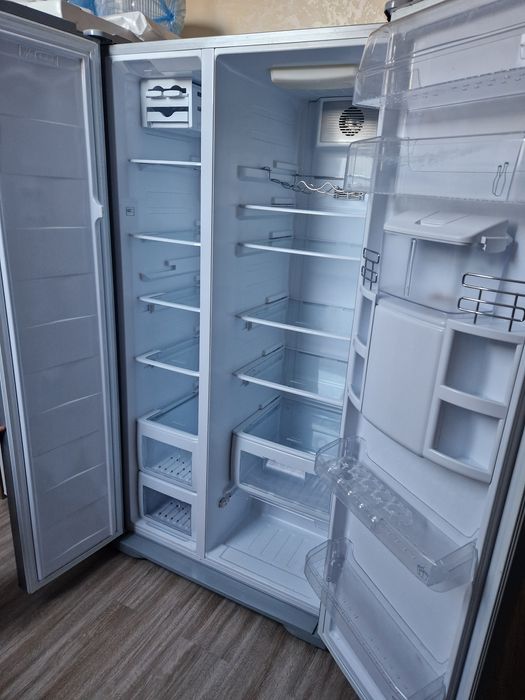 Холодильник Беко дводверний в ідеальному стані