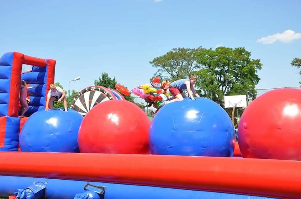 Tor przeszkód wipeout bigballers dmuchańce dmuchana zjeżdżalnia zamek