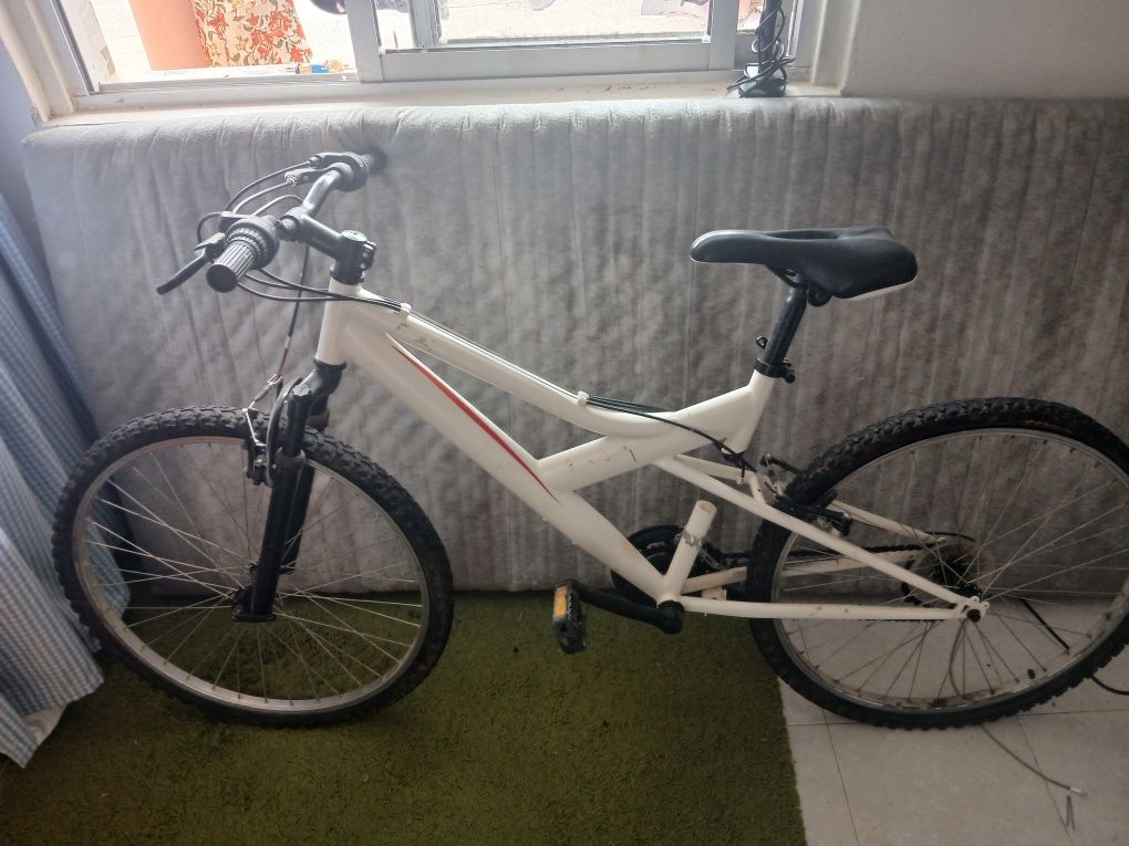 Bicicleta em boas condições usado poucas vezes