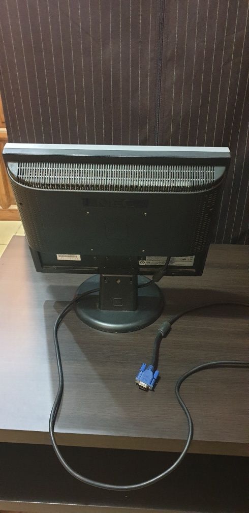 Monitor NEC do komputera.