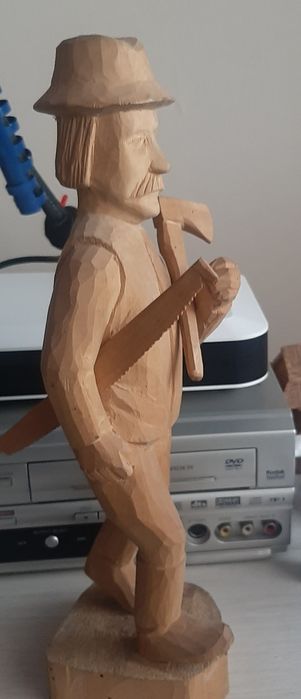 Rzeźba mężczyzny z piłą i siekierą