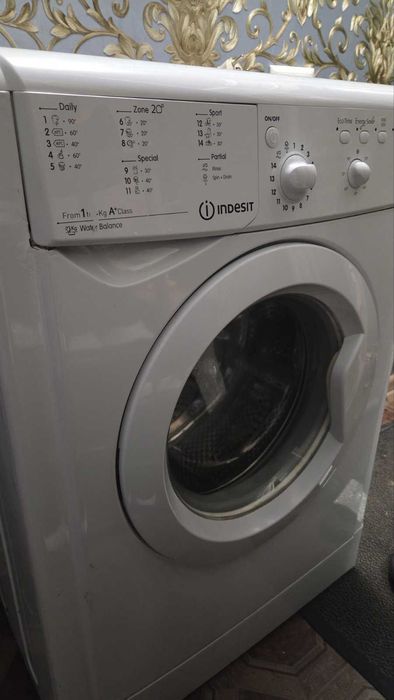 Пральна машина Indesit на запчастини або для ремонту