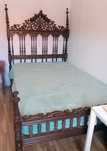 Cama de casal antiga de madeira