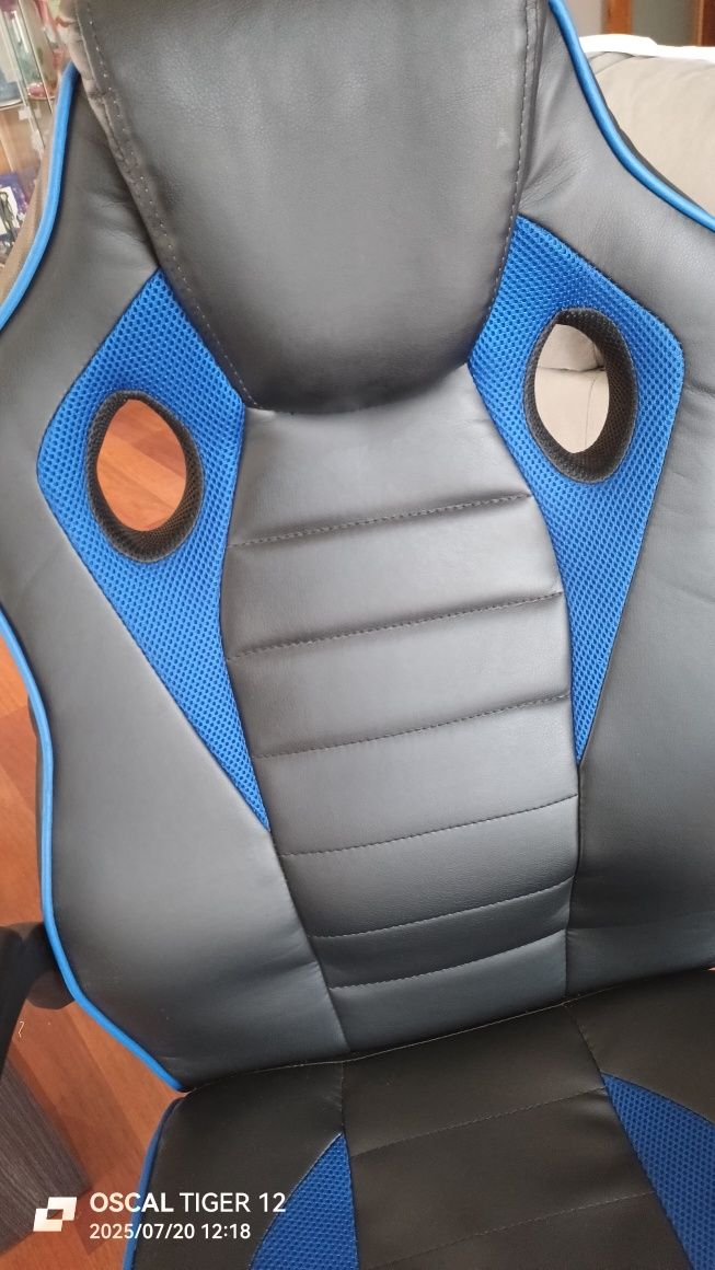 Cadeira gaming preta e azul