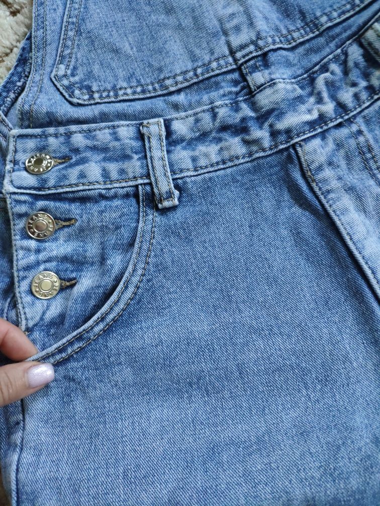 Комбінезон жіночий джинсовий рваний модний світлого кольору дівчачий