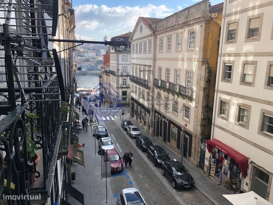 Escritório na zona da Ribeira convertido em 2 apartamentos