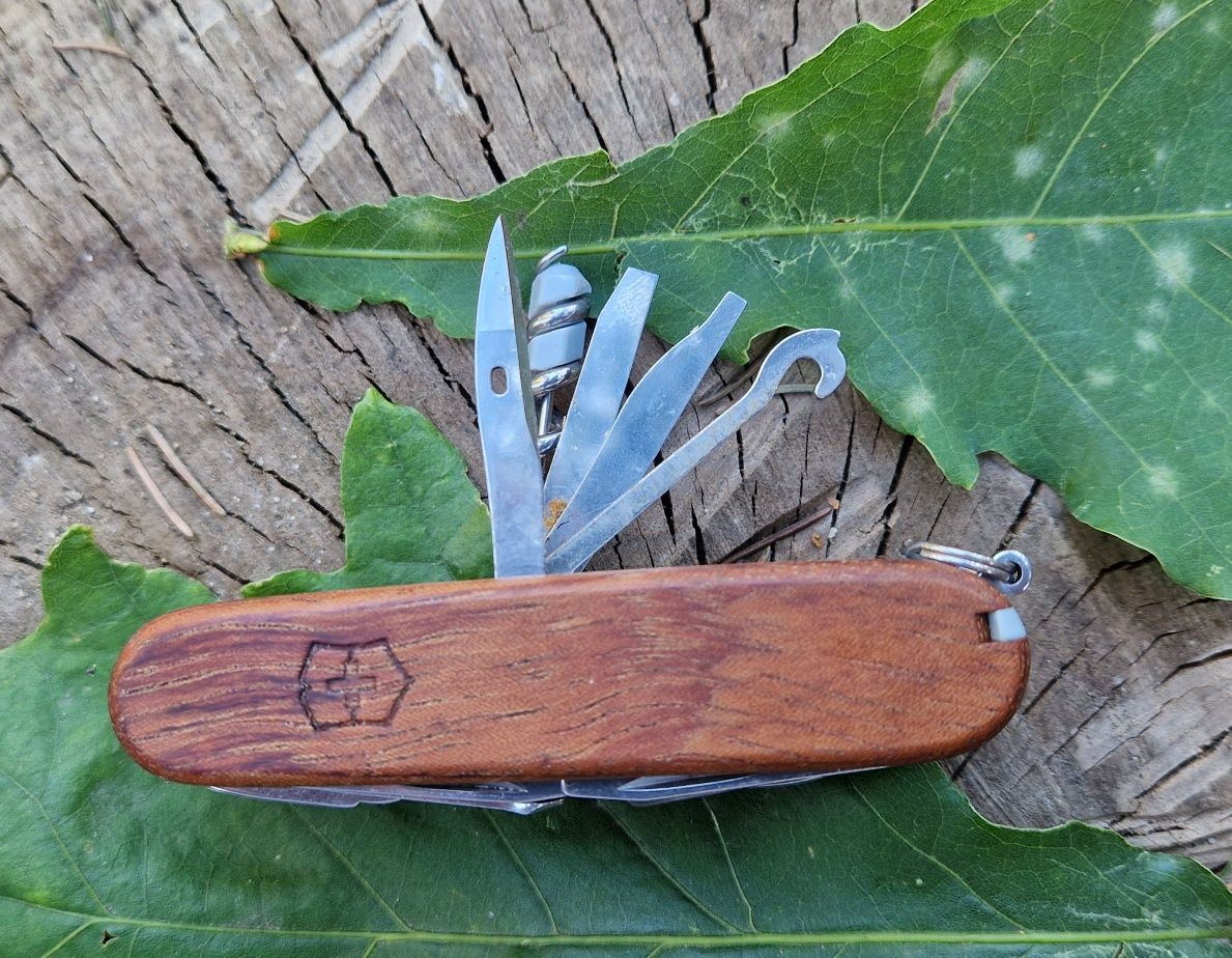 Scyzoryk Victorinox Swiss Champ Wallnut Wood multitool