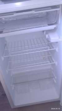 Холодильник 94литра с морозилкой.