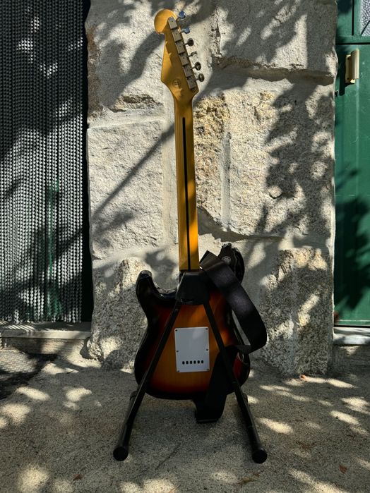 Guitarra elétrica SX VTG SERIES com amplificador stand SÓ CASH NOMBWAY