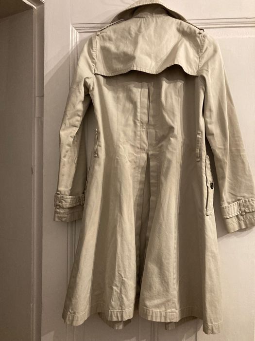 Klasyczny super trencz na wiosne