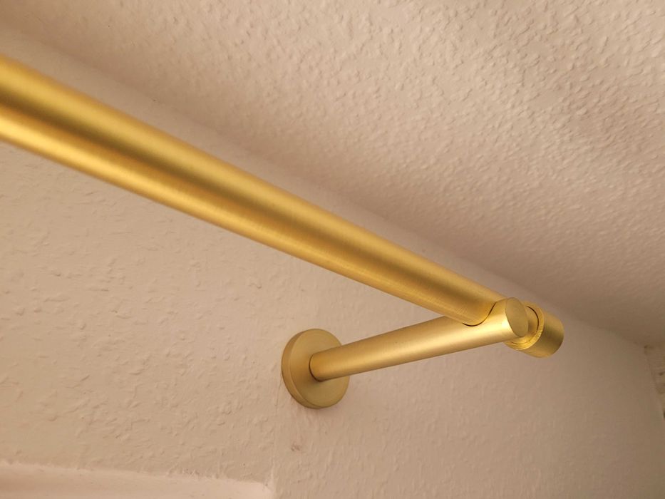 Karnisz 240 w kolorze zlota