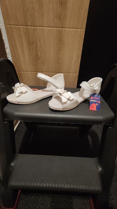Sandały,lakierki dziewczęce rozm. 35 dl. wkładki 22 cm. stan