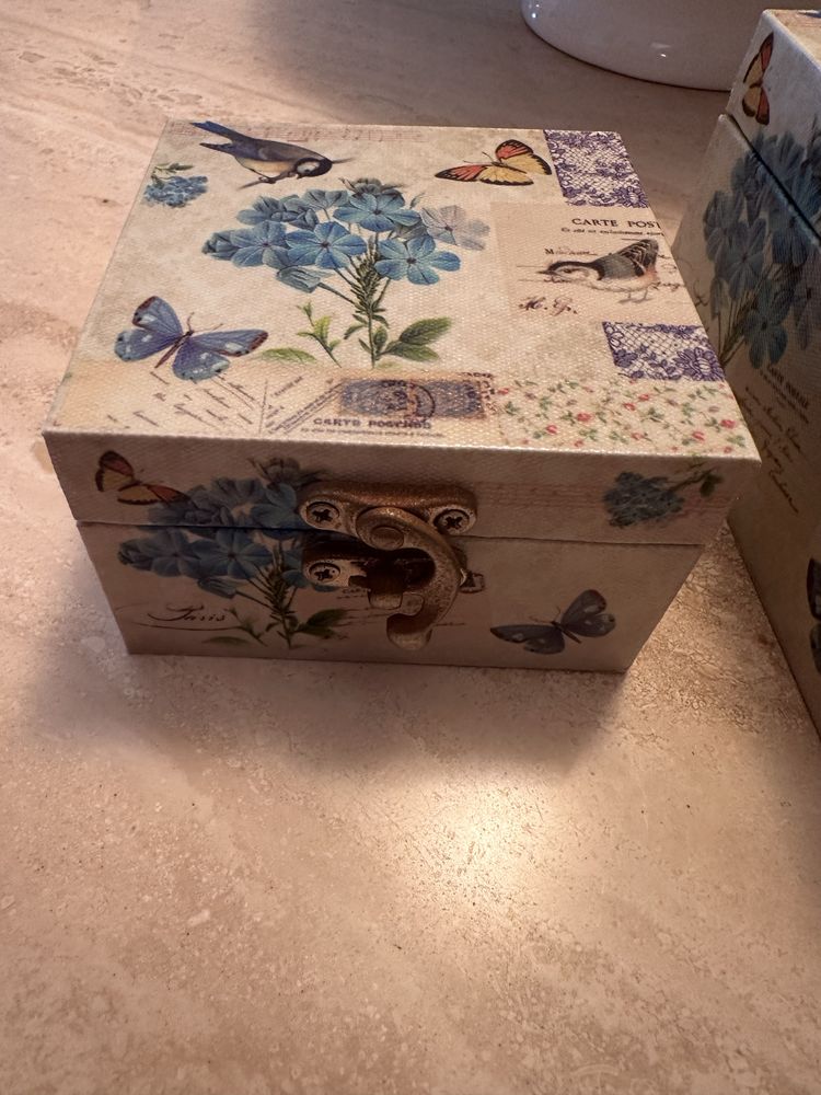 Vendo 2 caixas para decoracao e guarda - joias